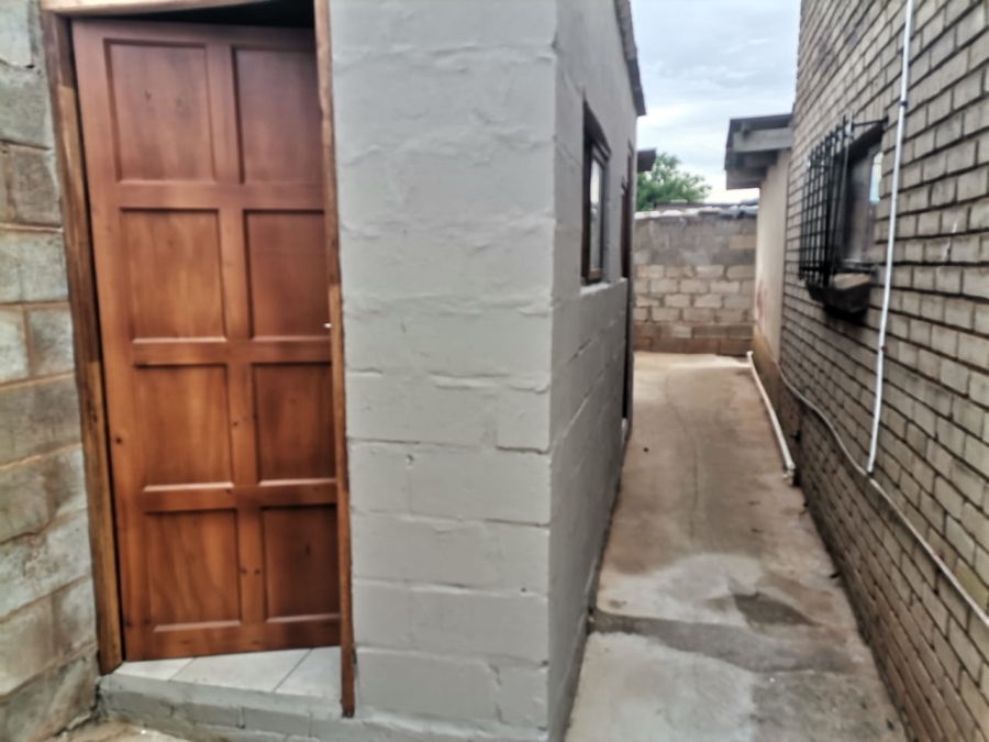 7 Bedroom Property for Sale in Kwanonqaba Western Cape
